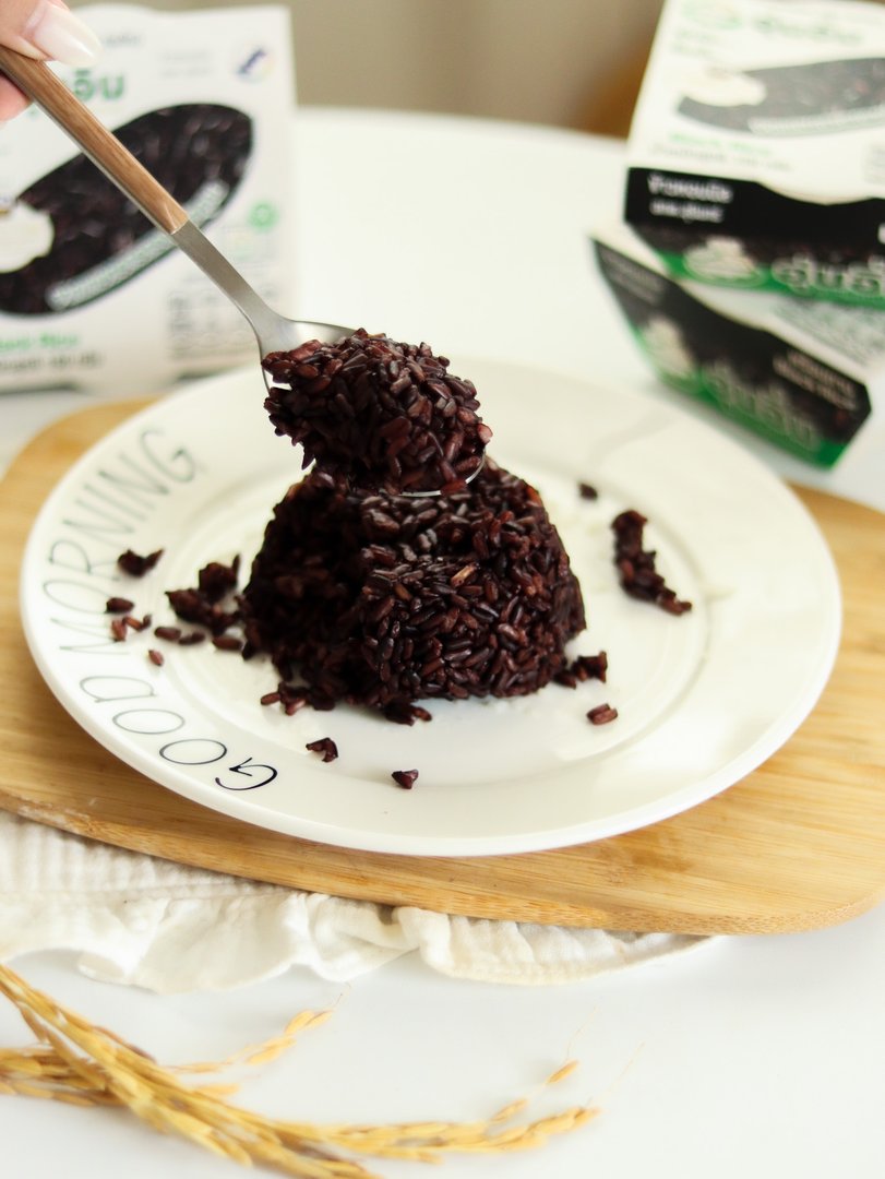 ข้าวหอมนิล พร้อมทาน ขนาด 150 กรัม x 12 ถ้วย ตรา อุ่นอิ่ม